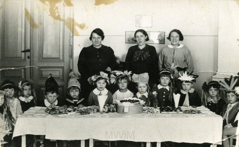 KKE 4690.jpg - Fot. Przedszkole przy stole. Od prawej: pierwsza stoi Emilia Zinowicz (z domu Siemaszko) – siostra Jadwigi Jarzynowskiej (z domu Siemaszko), lata 30-te XX wieku.